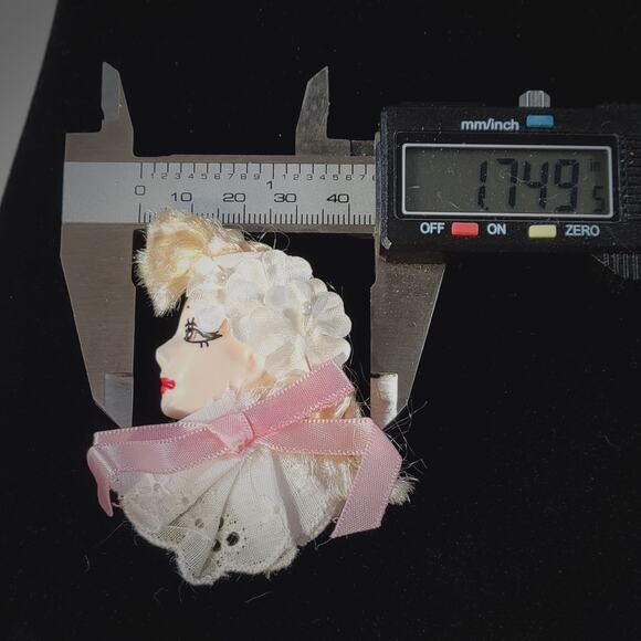Glamour Lady Head Brooch Face With White Lace and Pink Ribbon 1980's Gift Box - Picture 9 of 9